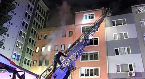 İ­z­m­i­r­’­d­e­ ­5­ ­k­a­t­l­ı­ ­b­i­n­a­d­a­ ­y­a­n­g­ı­n­